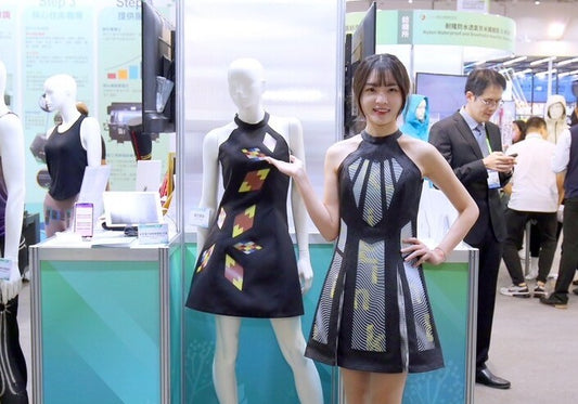 E-Ink新品：元太科技與紡織所攜手推出智慧服裝「衣墨」e-MooDress，以心率變化帶來多樣色彩